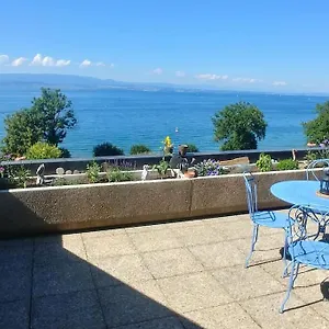 Apartment Lakefront. Pieds Dans L'eau. View And Direct Access To The Lake. 